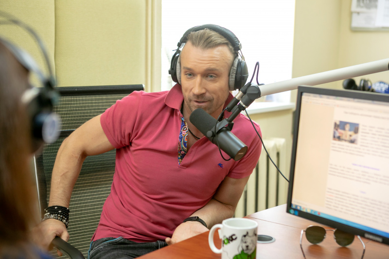 Везде любят: Олег Винник показал "молодых волчиц" в Беларуси (видео)